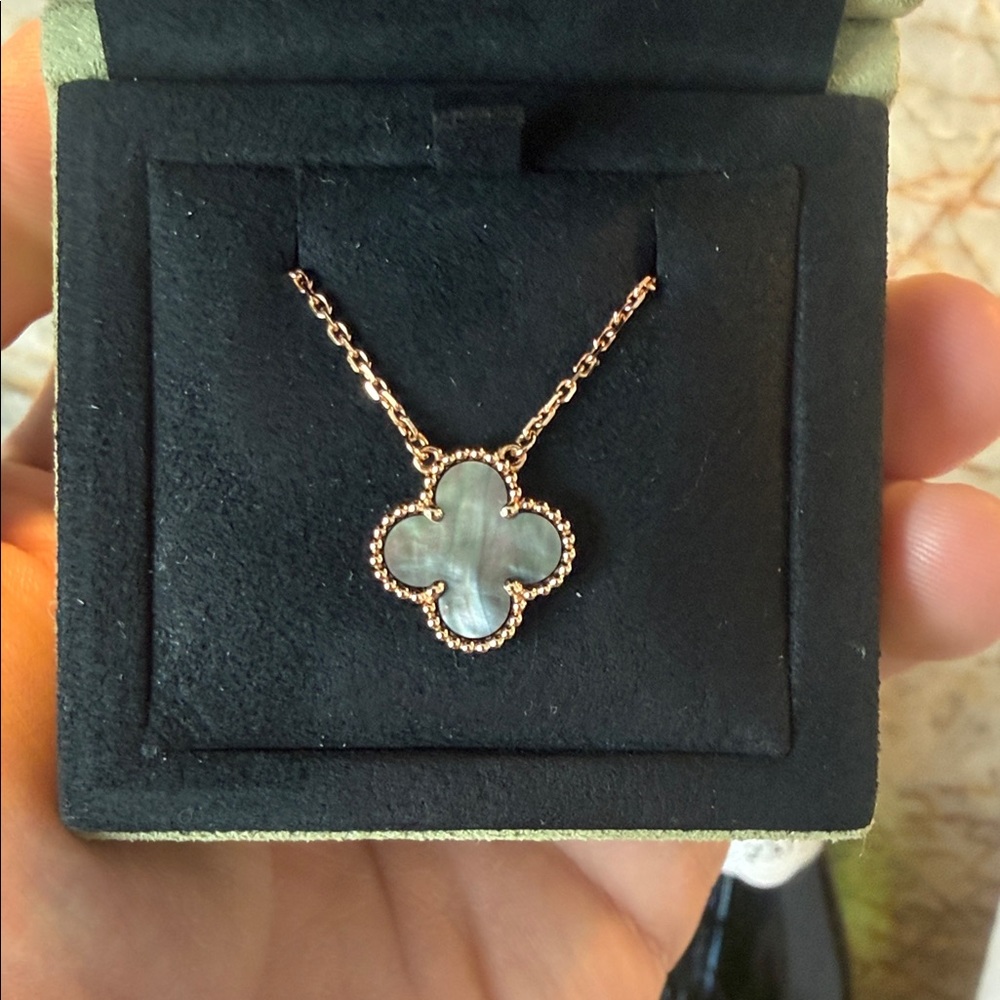 Van Cleef & Arpels Gold Clover Necklace - Picture 3 of 6